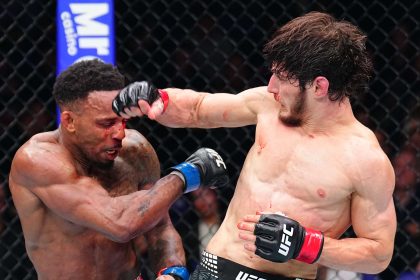 Movsar Evloev célèbre sa victoire face à Lerone Murphy à UFC Londres 2026
