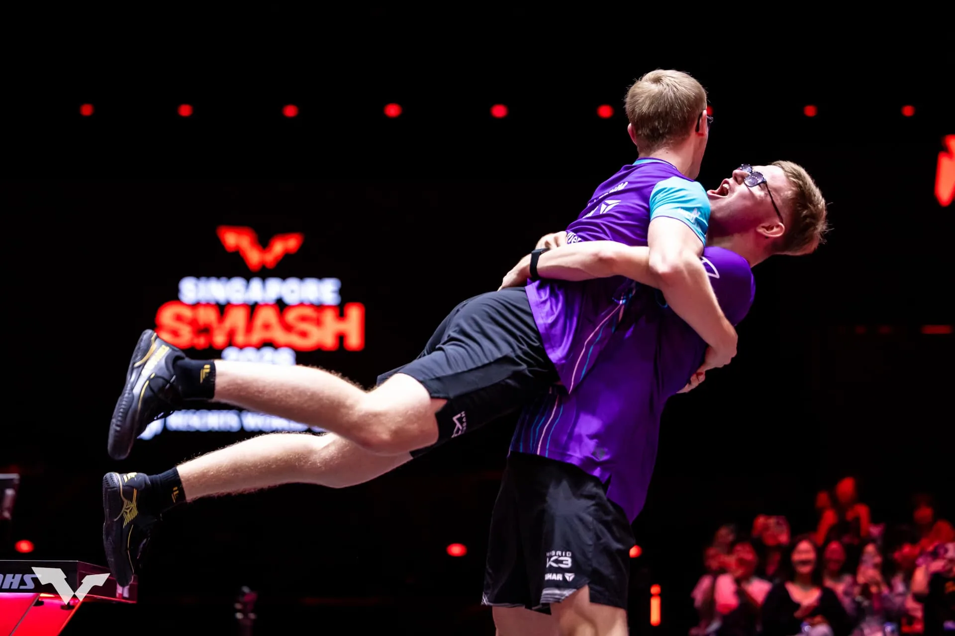 Félix et Alexis Lebrun brandissent leur trophée du Grand Smash de Singapour 2026