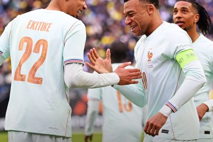 Joueurs de l'équipe de France célèbrent la victoire 2-1 contre le Brésil à Boston