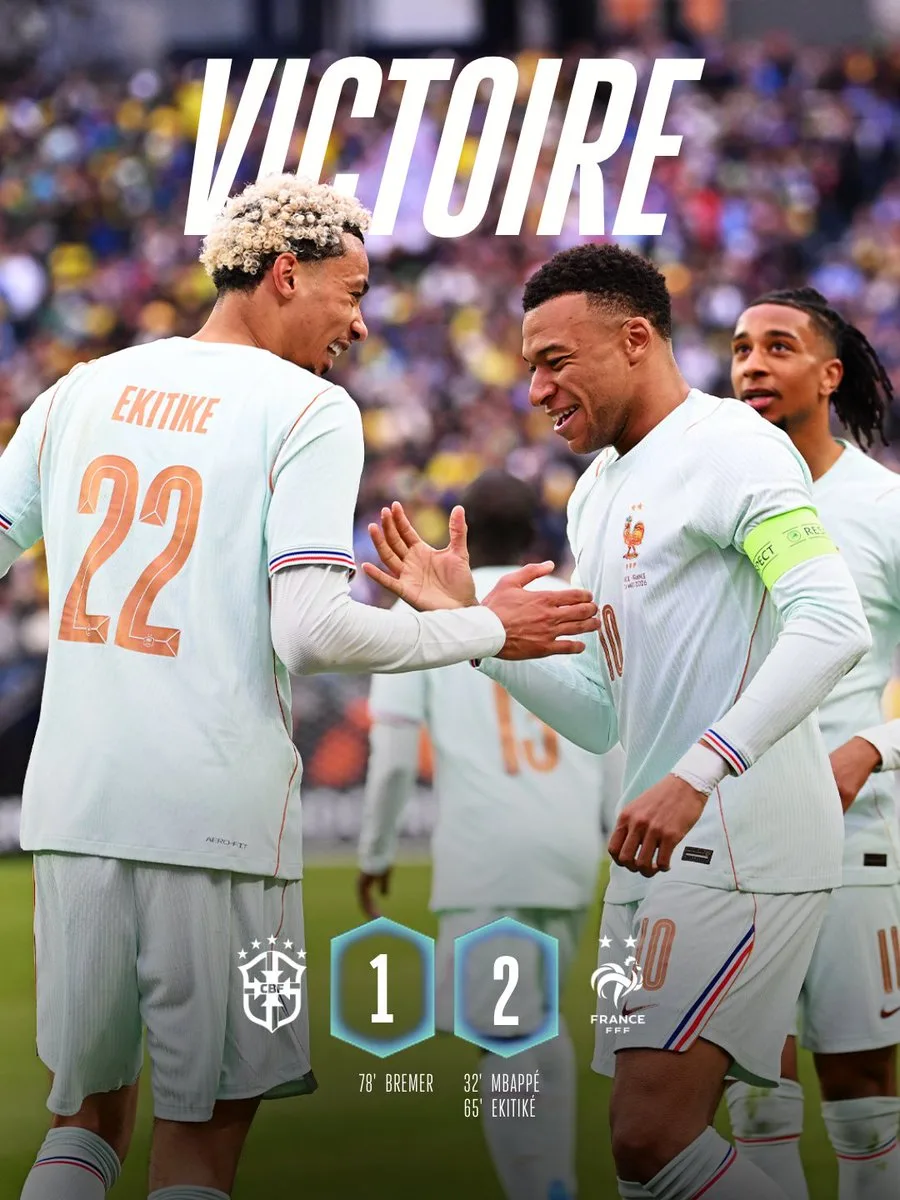 Joueurs de l'équipe de France célèbrent la victoire 2-1 contre le Brésil à Boston