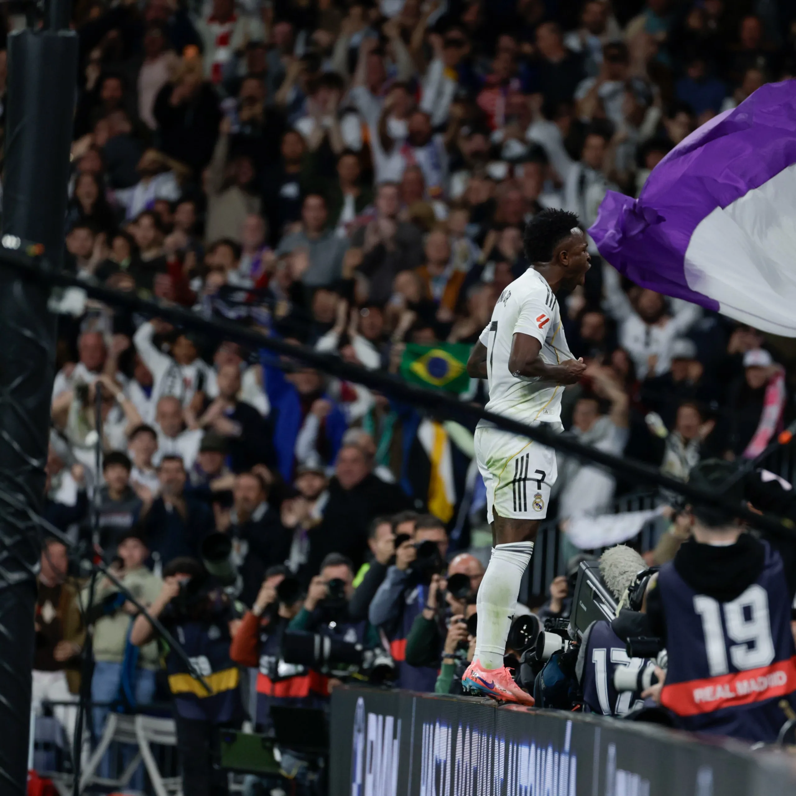 Viniícius Jr célèbre au Bernabéu lors de Real Madrid 3-2 Atlético Madrid La Liga