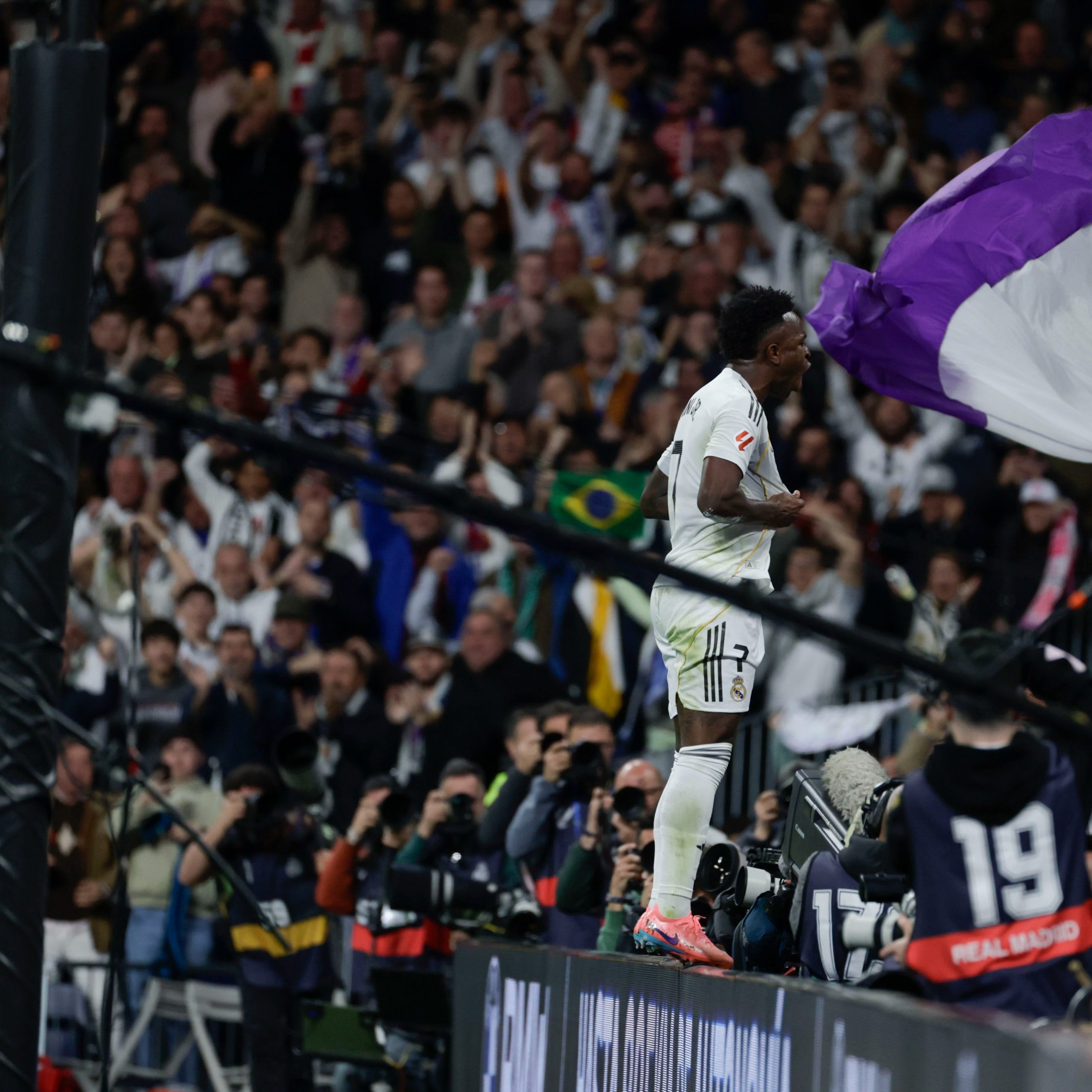 Viniícius Jr célèbre au Bernabéu lors de Real Madrid 3-2 Atlético Madrid La Liga