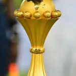Trophée de la CAN 2025 présenté au Stade de France lors de Sénégal-Pérou