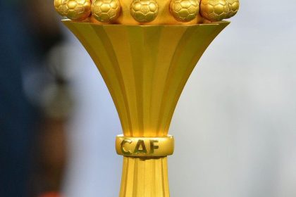 Trophée de la CAN 2025 présenté au Stade de France lors de Sénégal-Pérou