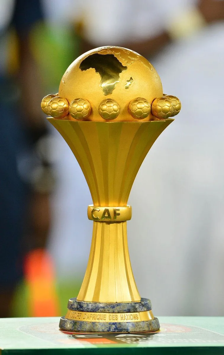 Trophée de la CAN 2025 présenté au Stade de France lors de Sénégal-Pérou