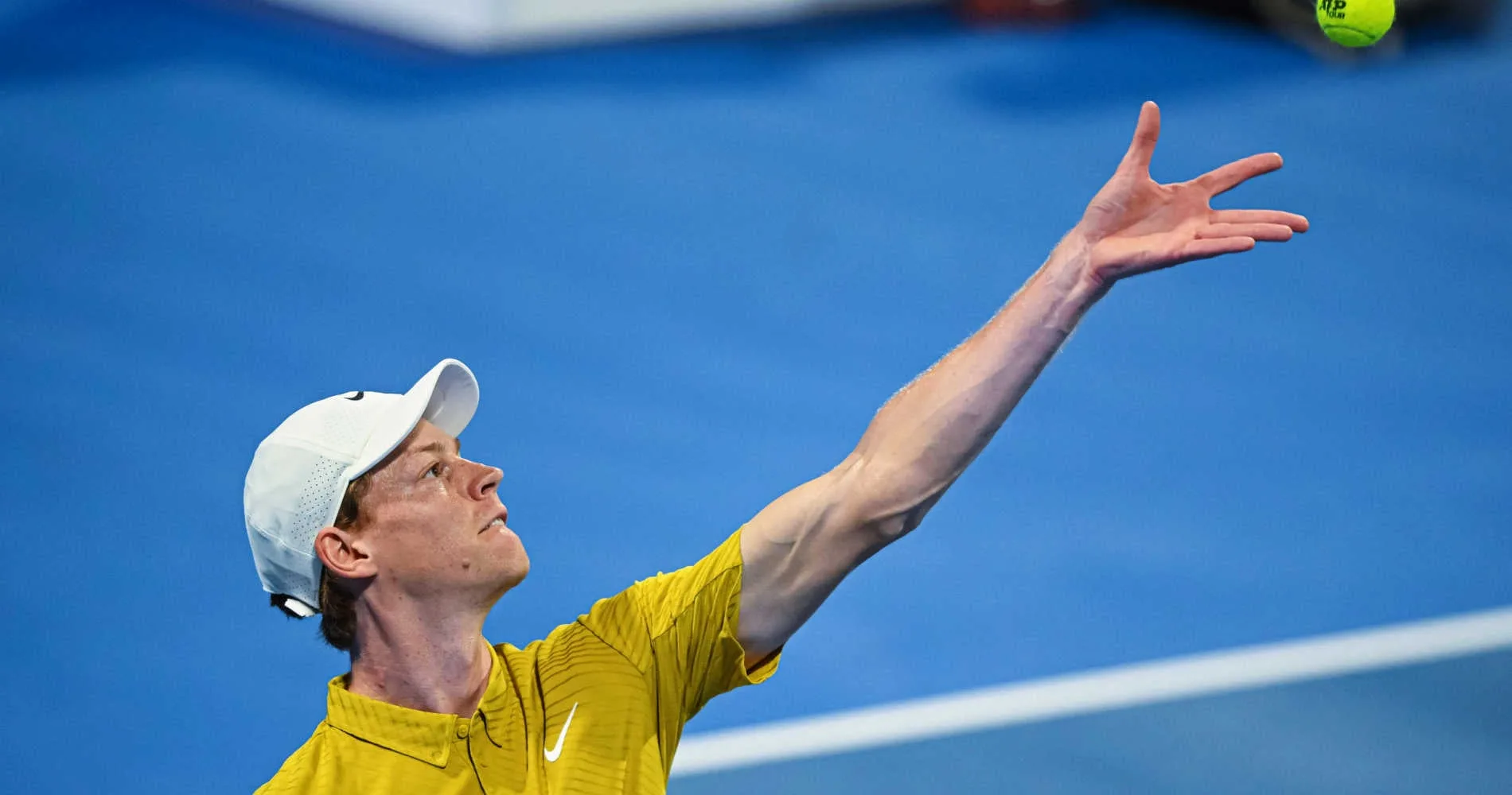 Jannik Sinner au service lors du Miami Open 2026