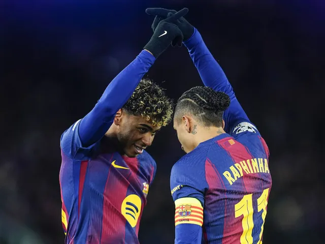 Lamine Yamal et Raphinha celebrent Barcelone Champions League huitiemes finale 2026
