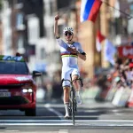 Tadej Pogacar célèbre sa 4e victoire à Liège-Bastogne-Liège 2026 sur La Doyenne
