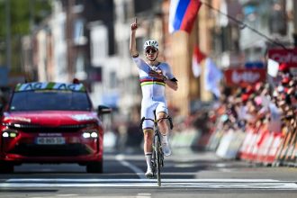 Tadej Pogacar célèbre sa 4e victoire à Liège-Bastogne-Liège 2026 sur La Doyenne