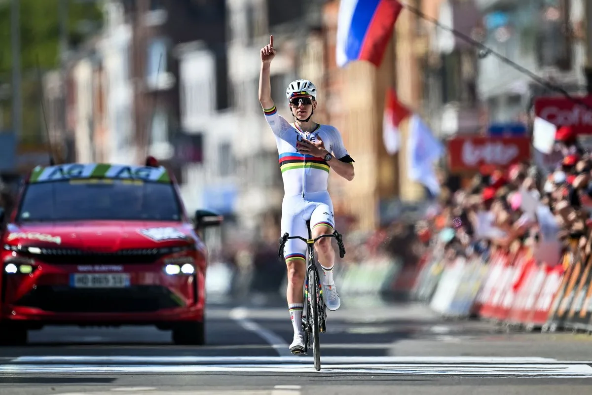 Tadej Pogacar célèbre sa 4e victoire à Liège-Bastogne-Liège 2026 sur La Doyenne