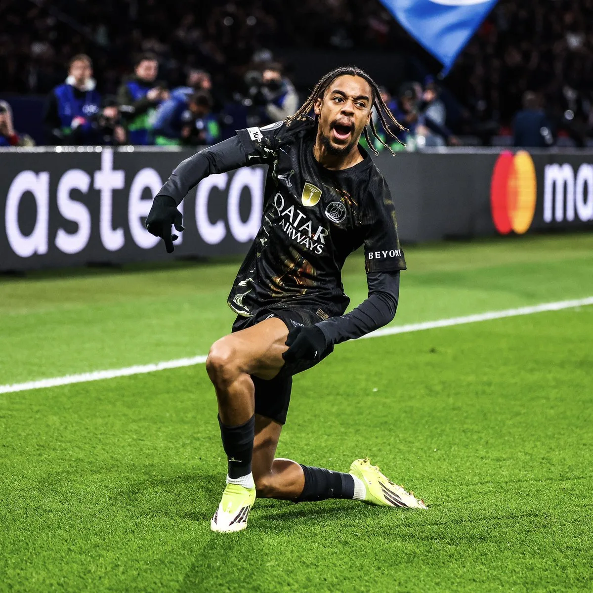 Bradley Barcola avec le maillot du PSG