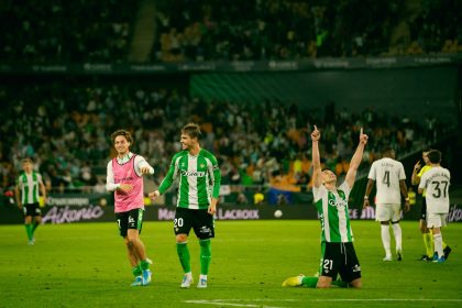 Héctor Bellerín célèbre son but égalisateur pour Real Betis contre Real Madrid LaLiga 2026