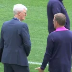 Hansi Flick inspecte la pelouse du Metropolitano avant Atletico Madrid Barcelone LDC 2026