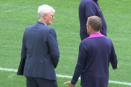 Hansi Flick inspecte la pelouse du Metropolitano avant Atletico Madrid Barcelone LDC 2026