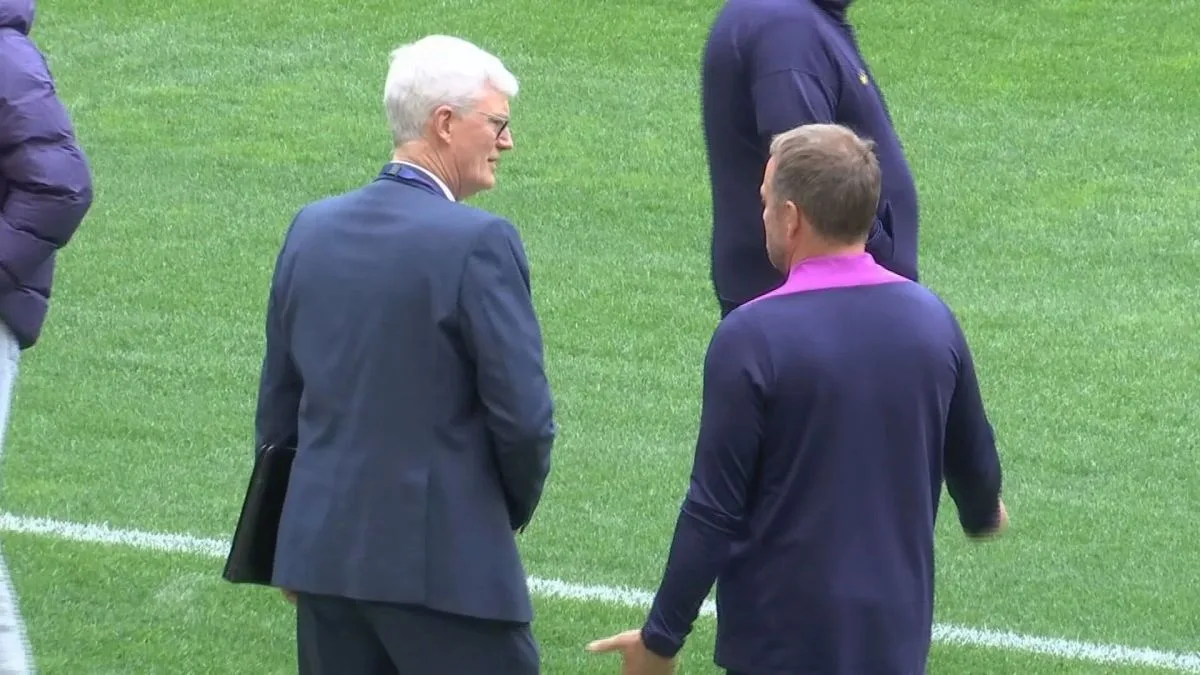 Hansi Flick inspecte la pelouse du Metropolitano avant Atletico Madrid Barcelone LDC 2026