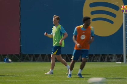 Frenkie de Jong retrouve le groupe d'entraînement du FC Barcelone avant le retour LDC contre l'Atlético Madrid