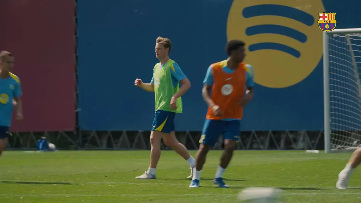 Frenkie de Jong retrouve le groupe d'entraînement du FC Barcelone avant le retour LDC contre l'Atlético Madrid