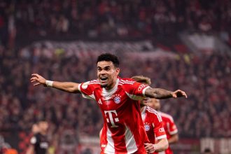 Luis Díaz célèbre la qualification du Bayern Munich pour la finale de la Coupe d'Allemagne 2026 face à Leverkusen
