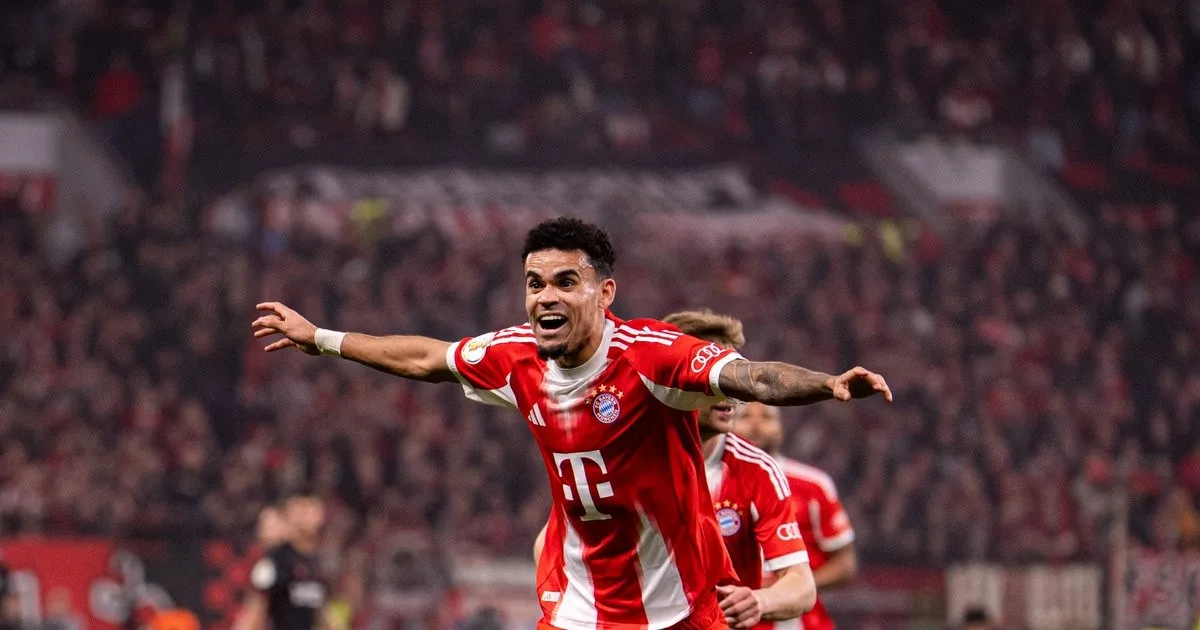 Luis Díaz célèbre la qualification du Bayern Munich pour la finale de la Coupe d'Allemagne 2026 face à Leverkusen