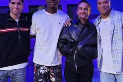 Kylian Mbappé et Achraf Hakimi sur le plateau de The Bridge en avril 2026