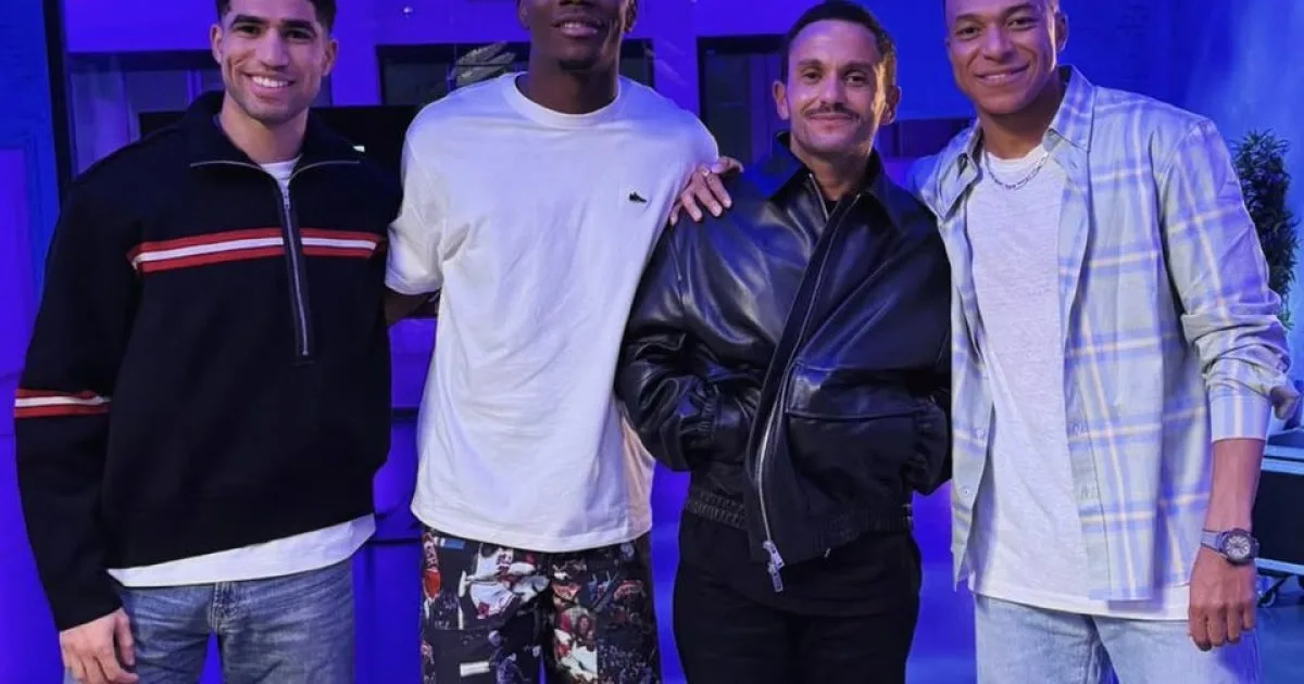 Kylian Mbappé et Achraf Hakimi sur le plateau de The Bridge en avril 2026