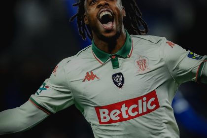 Elye Wahi célèbre son doublé lors de la demi-finale Strasbourg Nice en Coupe de France 2026