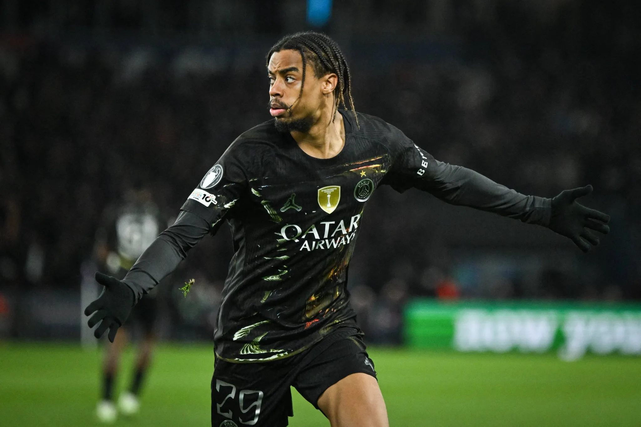 Maillot night edition PSG pour le match Liverpool - Paris Saint-Germain à Anfield