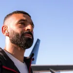 Mohamed Salah arrive a Paris avec Liverpool avant PSG-Liverpool en Ligue des Champions 2026