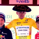 Paul Seixas avec les maillots distinctifs du Tour du Pays Basque 2026