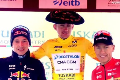 Paul Seixas avec les maillots distinctifs du Tour du Pays Basque 2026