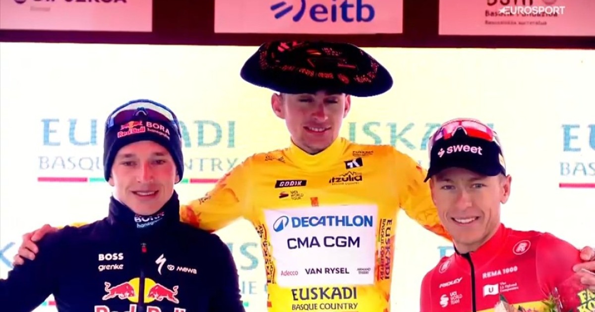 Paul Seixas avec les maillots distinctifs du Tour du Pays Basque 2026