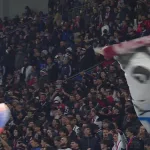 Arbitre Bastien explique sa décision VAR au micro lors de Monaco-Marseille en Ligue 1