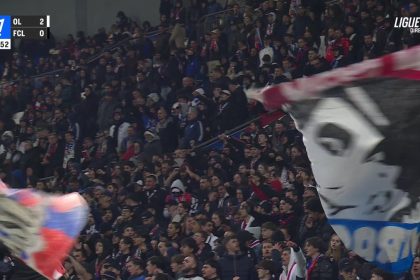 Arbitre Bastien explique sa décision VAR au micro lors de Monaco-Marseille en Ligue 1