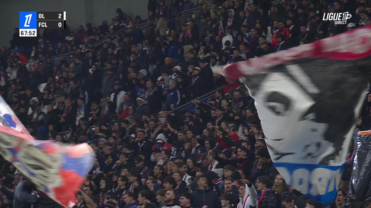 Arbitre Bastien explique sa décision VAR au micro lors de Monaco-Marseille en Ligue 1