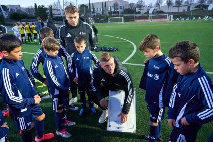 Toni Kroos lors de sa visite a Valdebebas, base d entrainement du Real Madrid, en 2026