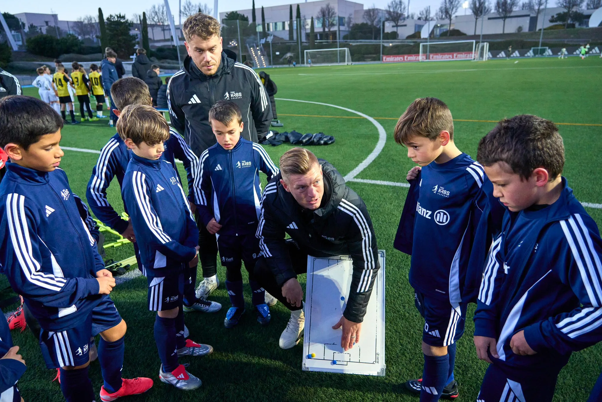 Toni Kroos lors de sa visite a Valdebebas, base d entrainement du Real Madrid, en 2026