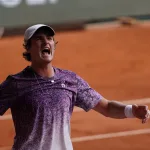 João Fonseca bat Novak Djokovic au 3e tour de Roland-Garros 2026 sur le court Philippe-Chatrier