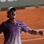 João Fonseca bat Novak Djokovic au 3e tour de Roland-Garros 2026 sur le court Philippe-Chatrier