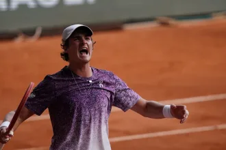 João Fonseca bat Novak Djokovic au 3e tour de Roland-Garros 2026 sur le court Philippe-Chatrier