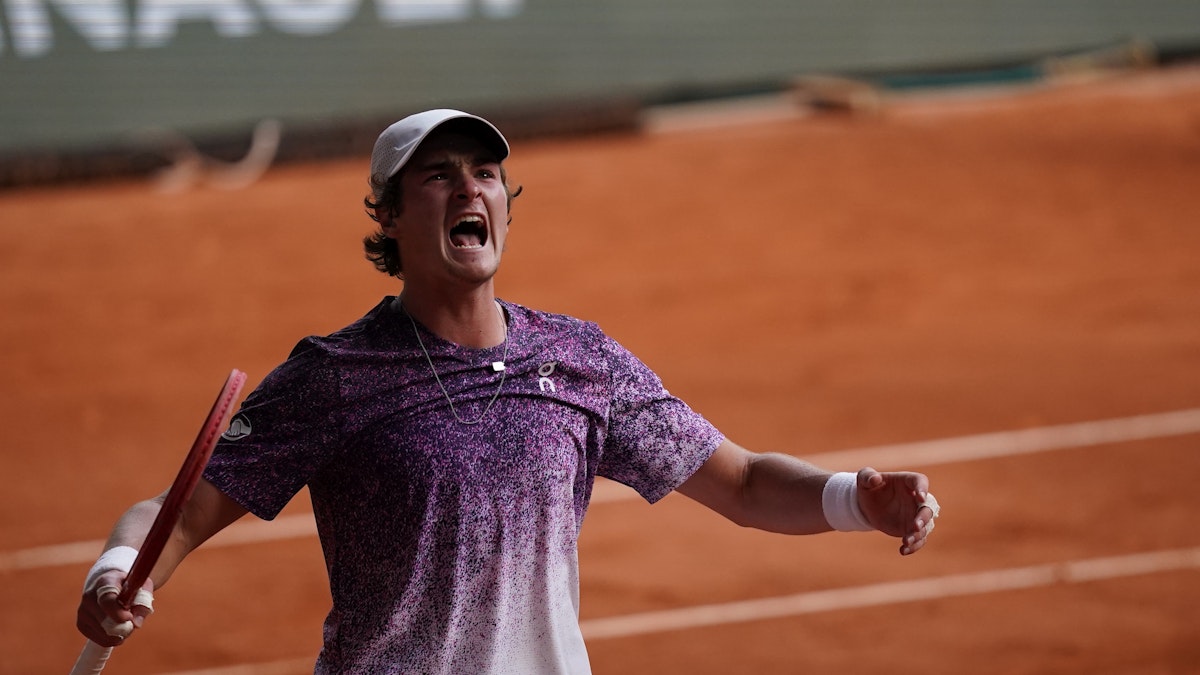 João Fonseca bat Novak Djokovic au 3e tour de Roland-Garros 2026 sur le court Philippe-Chatrier