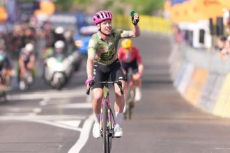 Jonas Vingegaard lors de l’étape 16 du Giro 2026 sur la montée de Carì