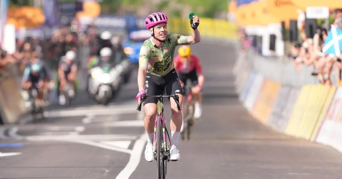 Jonas Vingegaard lors de l’étape 16 du Giro 2026 sur la montée de Carì