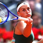 Marta Kostyuk leve le trophee du Mutua Madrid Open 2026 WTA 1000