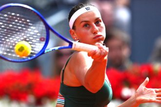 Marta Kostyuk leve le trophee du Mutua Madrid Open 2026 WTA 1000