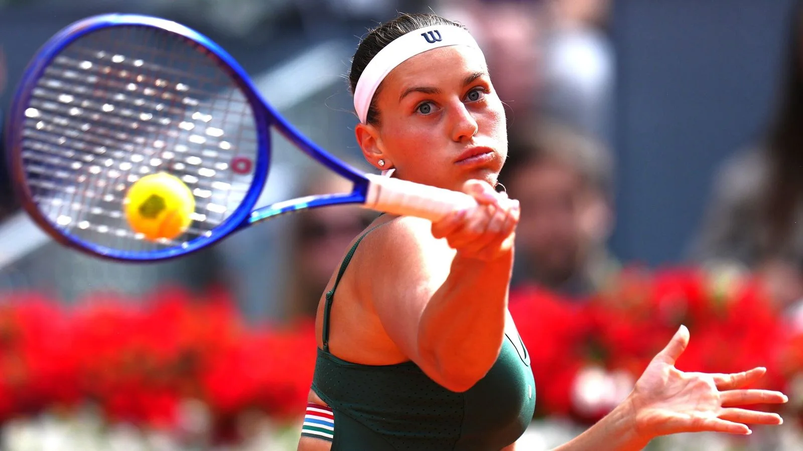 Marta Kostyuk leve le trophee du Mutua Madrid Open 2026 WTA 1000