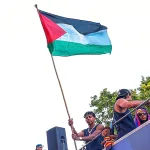 Lamine Yamal brandit un drapeau palestinien lors de la parade du titre du FC Barcelone
