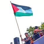 Lamine Yamal brandit un drapeau palestinien lors de la parade du titre du FC Barcelone