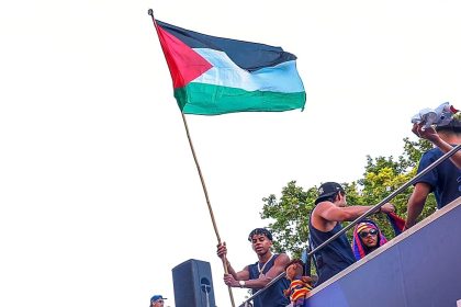 Lamine Yamal brandit un drapeau palestinien lors de la parade du titre du FC Barcelone