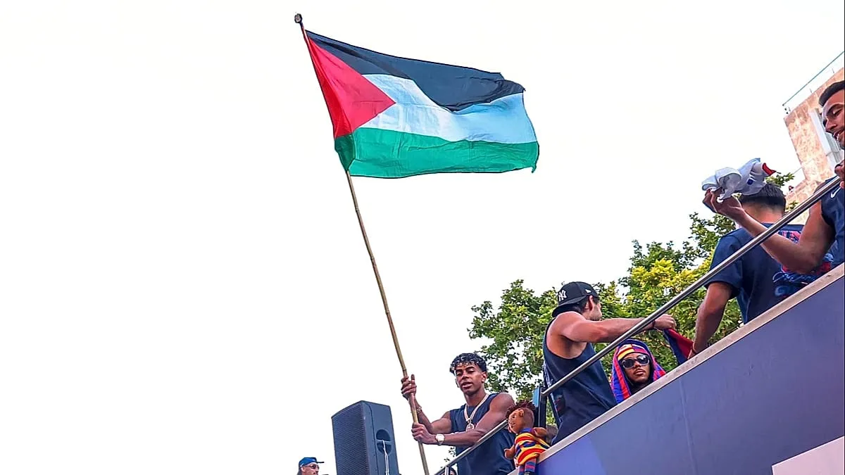 Lamine Yamal brandit un drapeau palestinien lors de la parade du titre du FC Barcelone