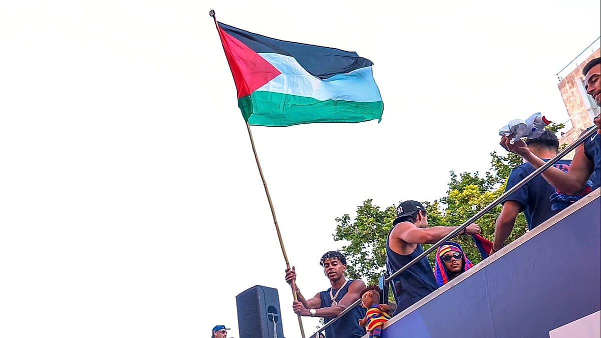 Lamine Yamal brandit un drapeau palestinien lors de la parade du titre du FC Barcelone